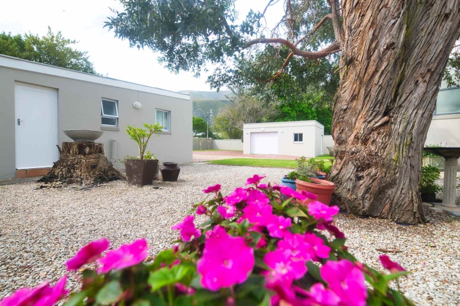 5 Bedroom Property for Sale in Fernkloof Estate Western Cape